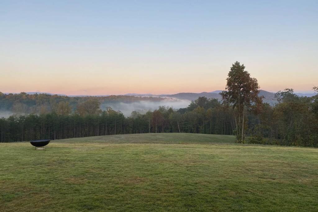 A Suite With A View + Wine Mount Airy Εξωτερικό φωτογραφία